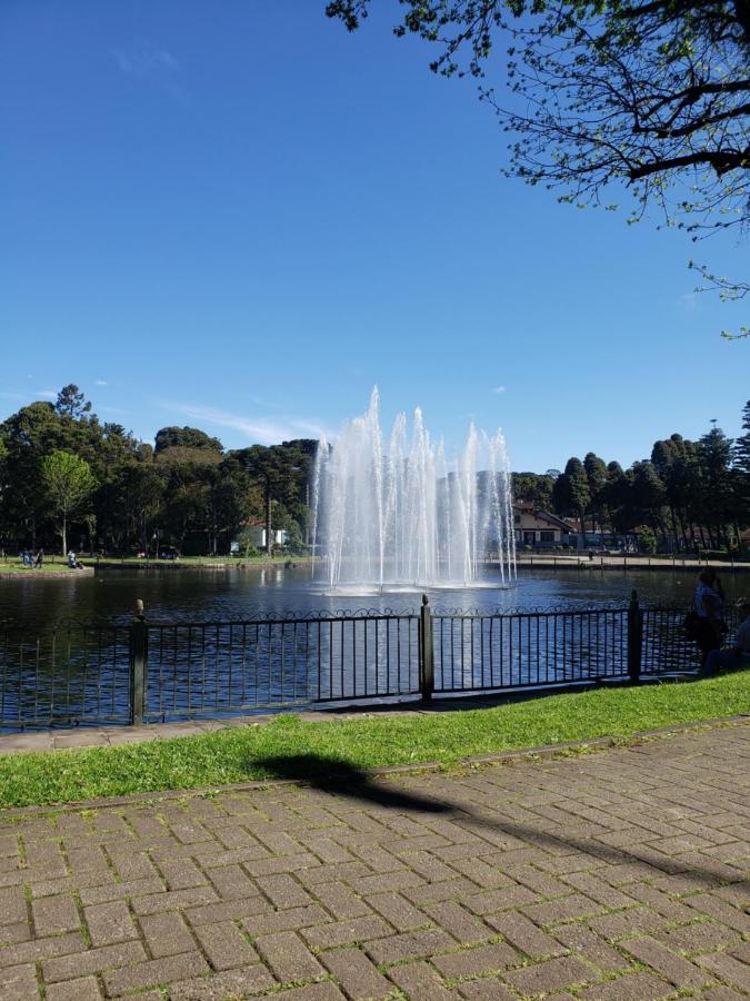 Lugar encantador com pátio, próximo ao pórtico de Gramado Exterior foto