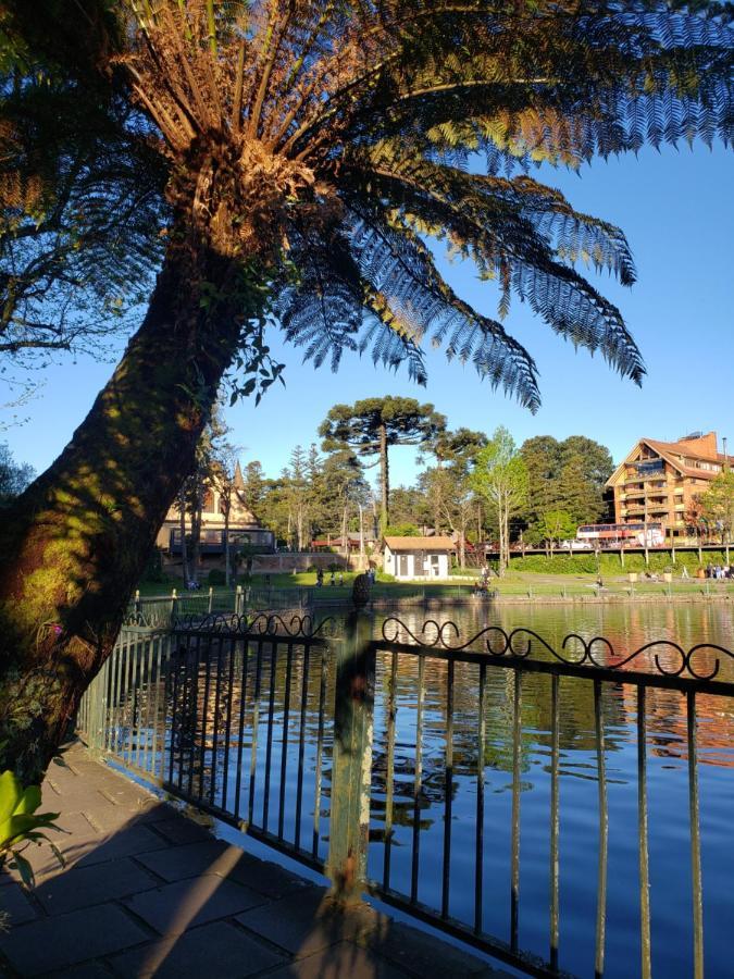 Lugar encantador com pátio, próximo ao pórtico de Gramado Exterior foto