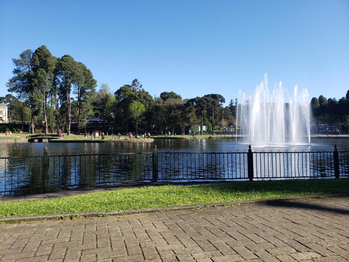 Lugar encantador com pátio, próximo ao pórtico de Gramado Exterior foto